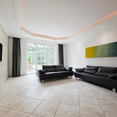 Grosszuegige Villa Mit 3 Apartments Und Garten