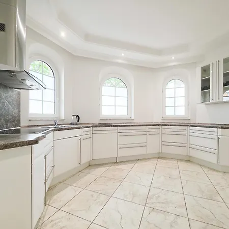Grosszuegige Villa Mit 3 Apartments Und Garten Appartement *