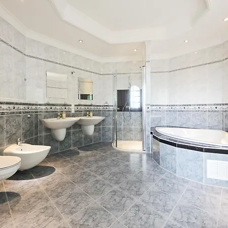 Grosszuegige Villa Mit 3 Apartments Und Garten *